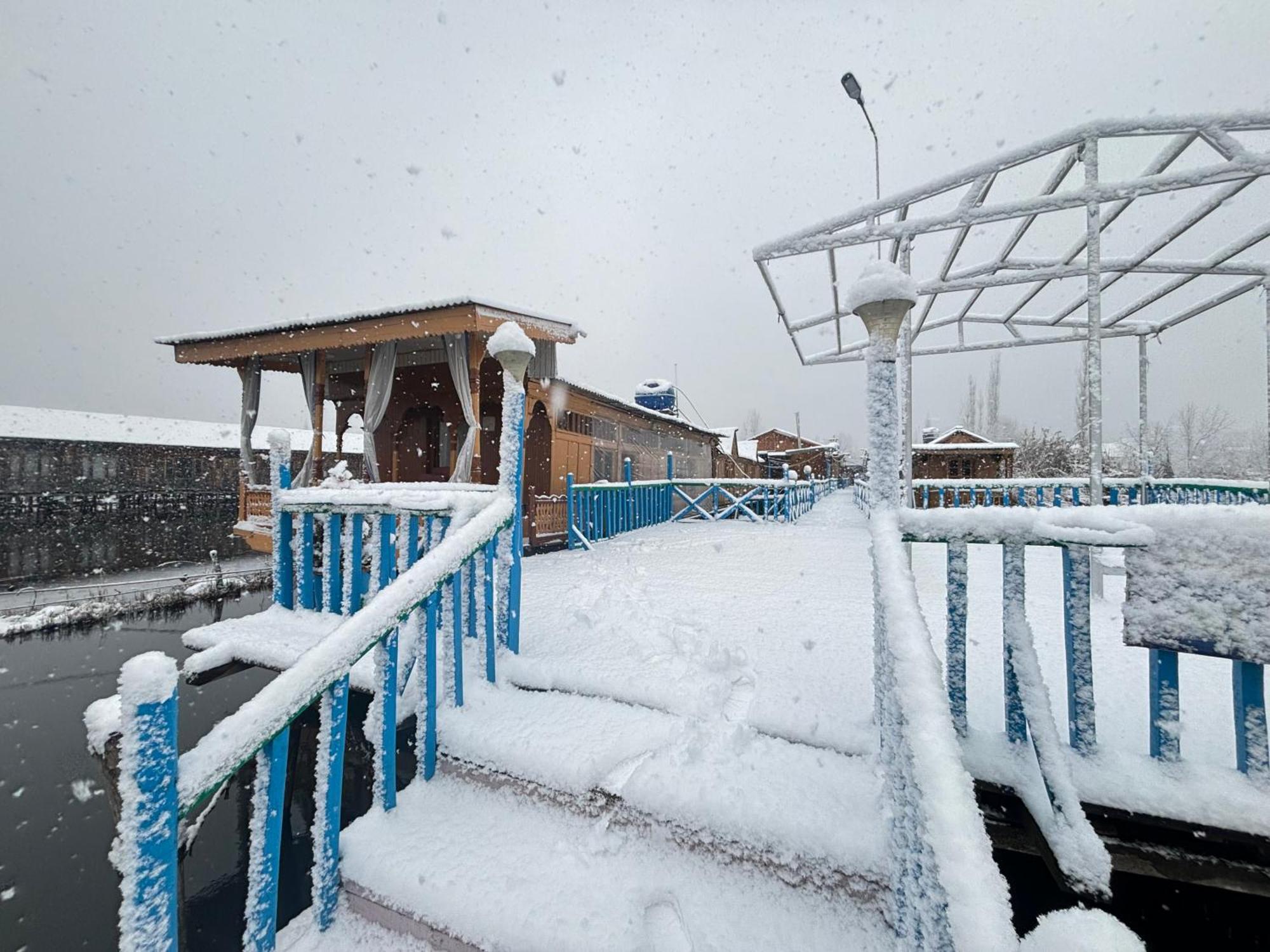 Hotel Houseboat Wild Rose Srīnagar Zewnętrze zdjęcie