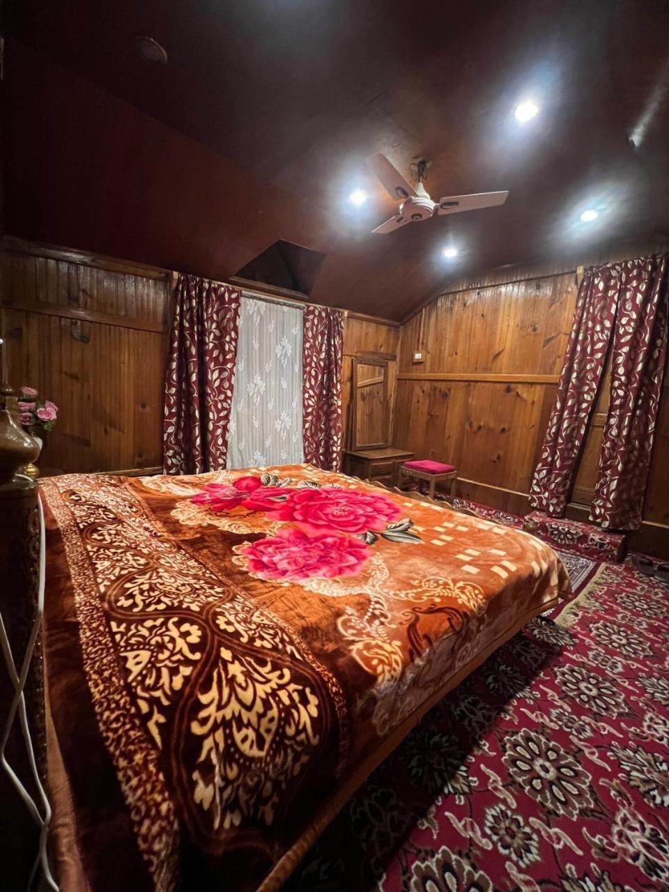 Hotel Houseboat Wild Rose Srīnagar Zewnętrze zdjęcie