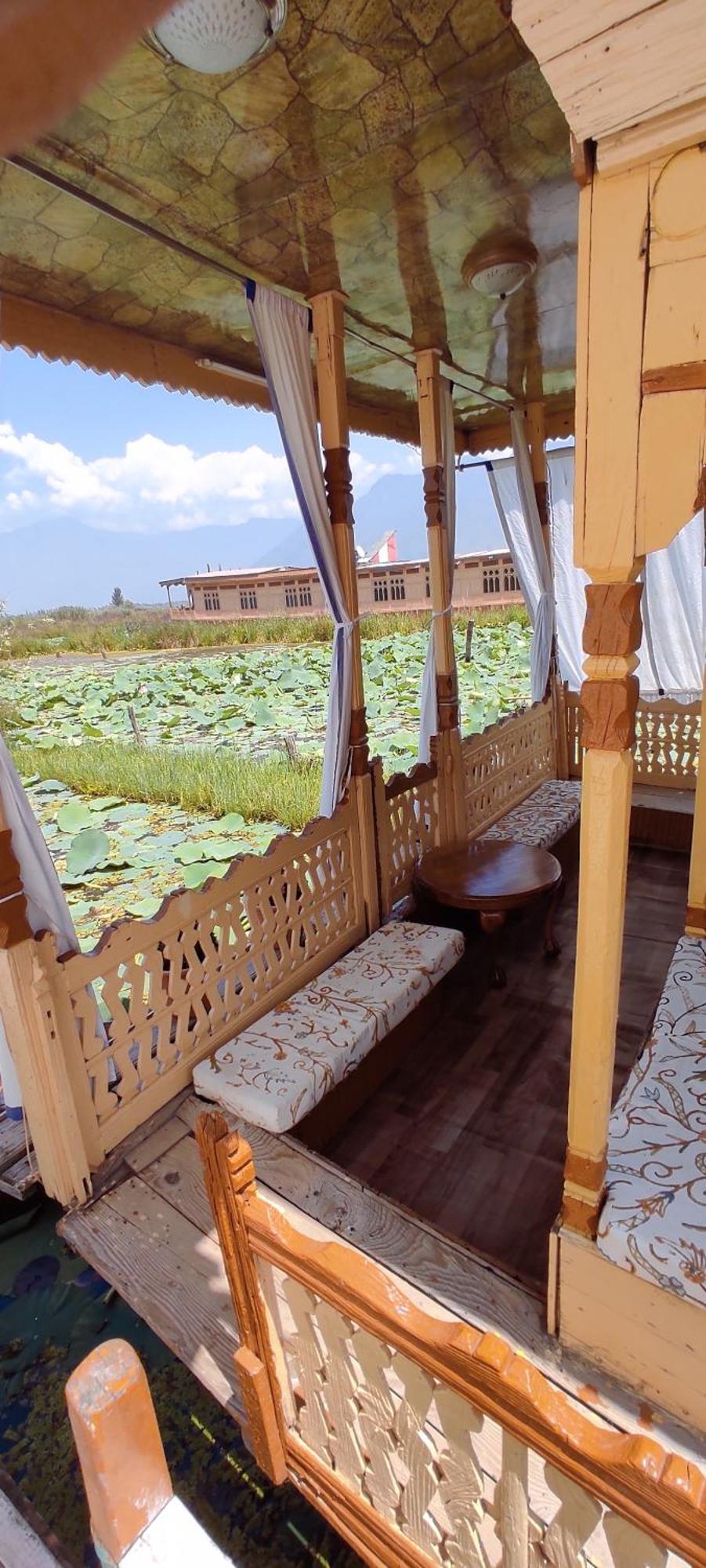 Hotel Houseboat Wild Rose Srīnagar Zewnętrze zdjęcie