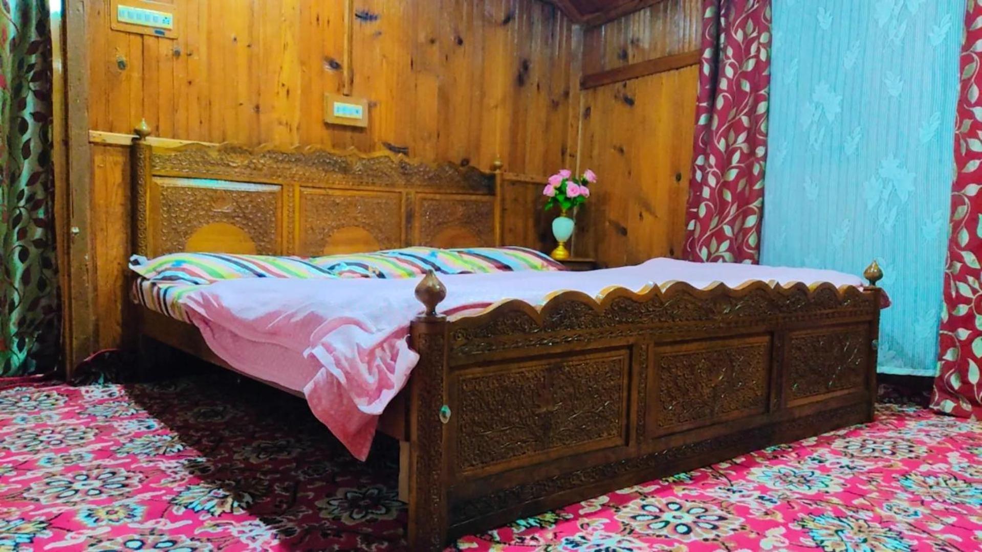Hotel Houseboat Wild Rose Srīnagar Zewnętrze zdjęcie