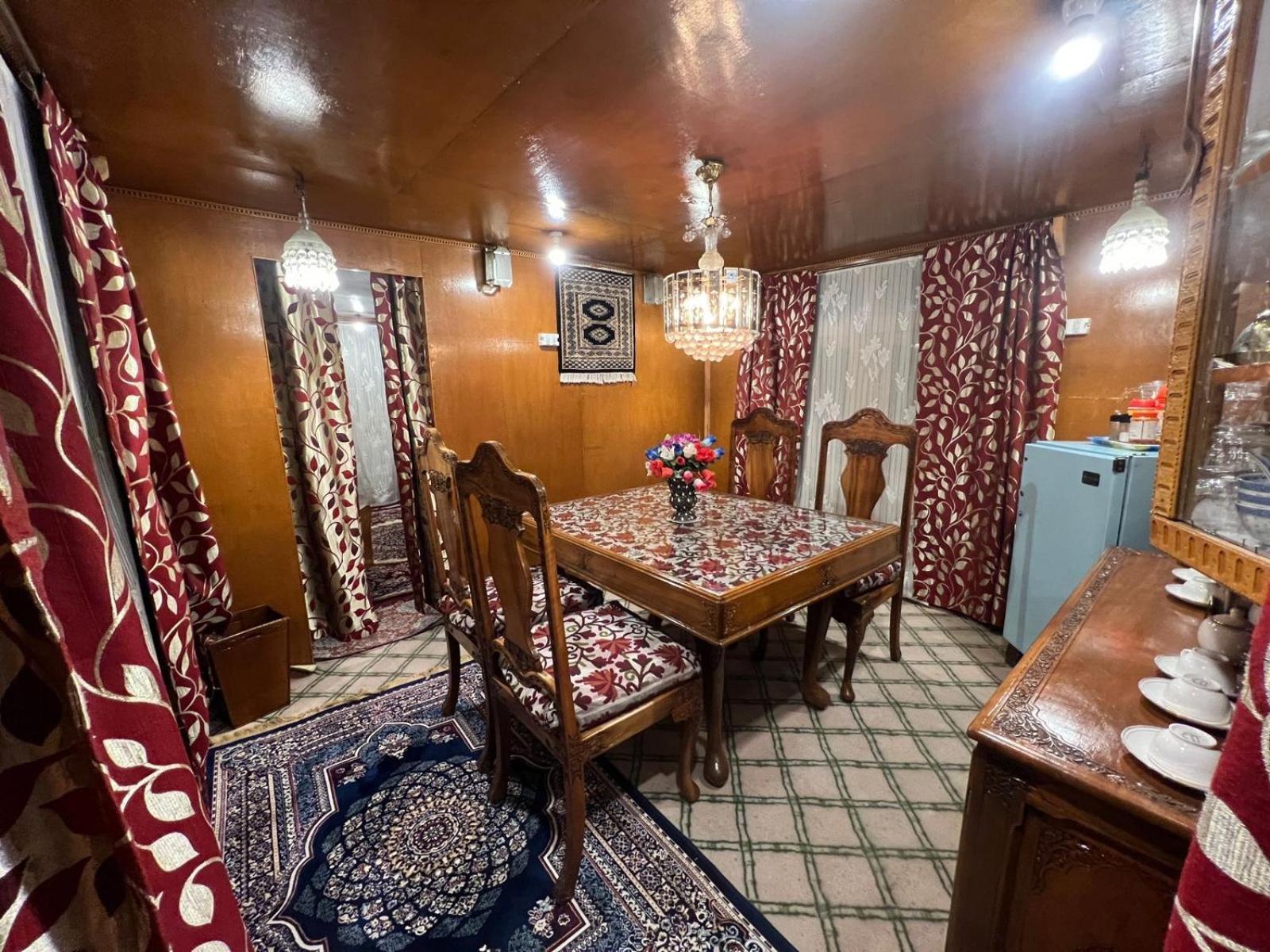 Hotel Houseboat Wild Rose Srīnagar Zewnętrze zdjęcie