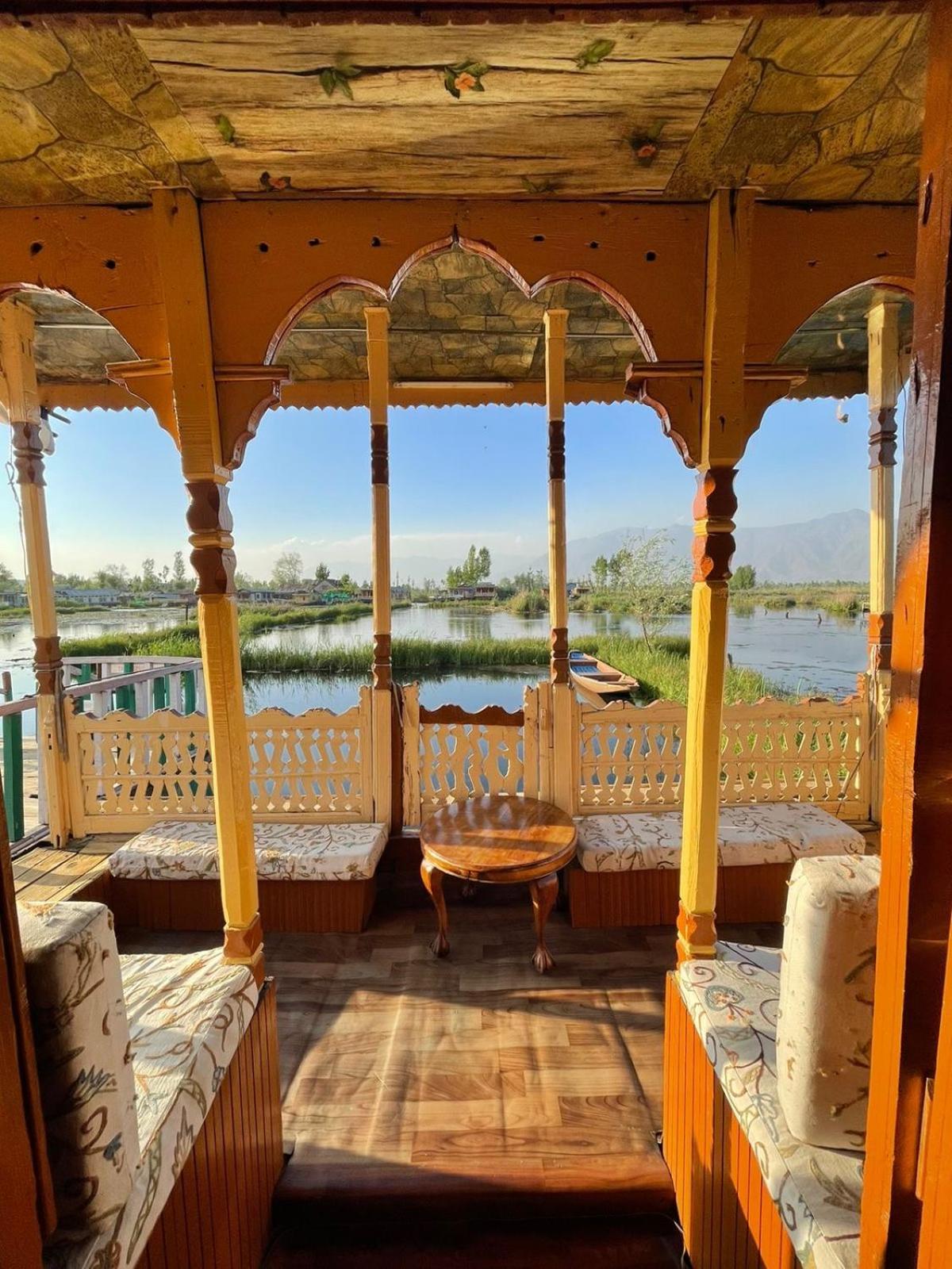 Hotel Houseboat Wild Rose Srīnagar Zewnętrze zdjęcie